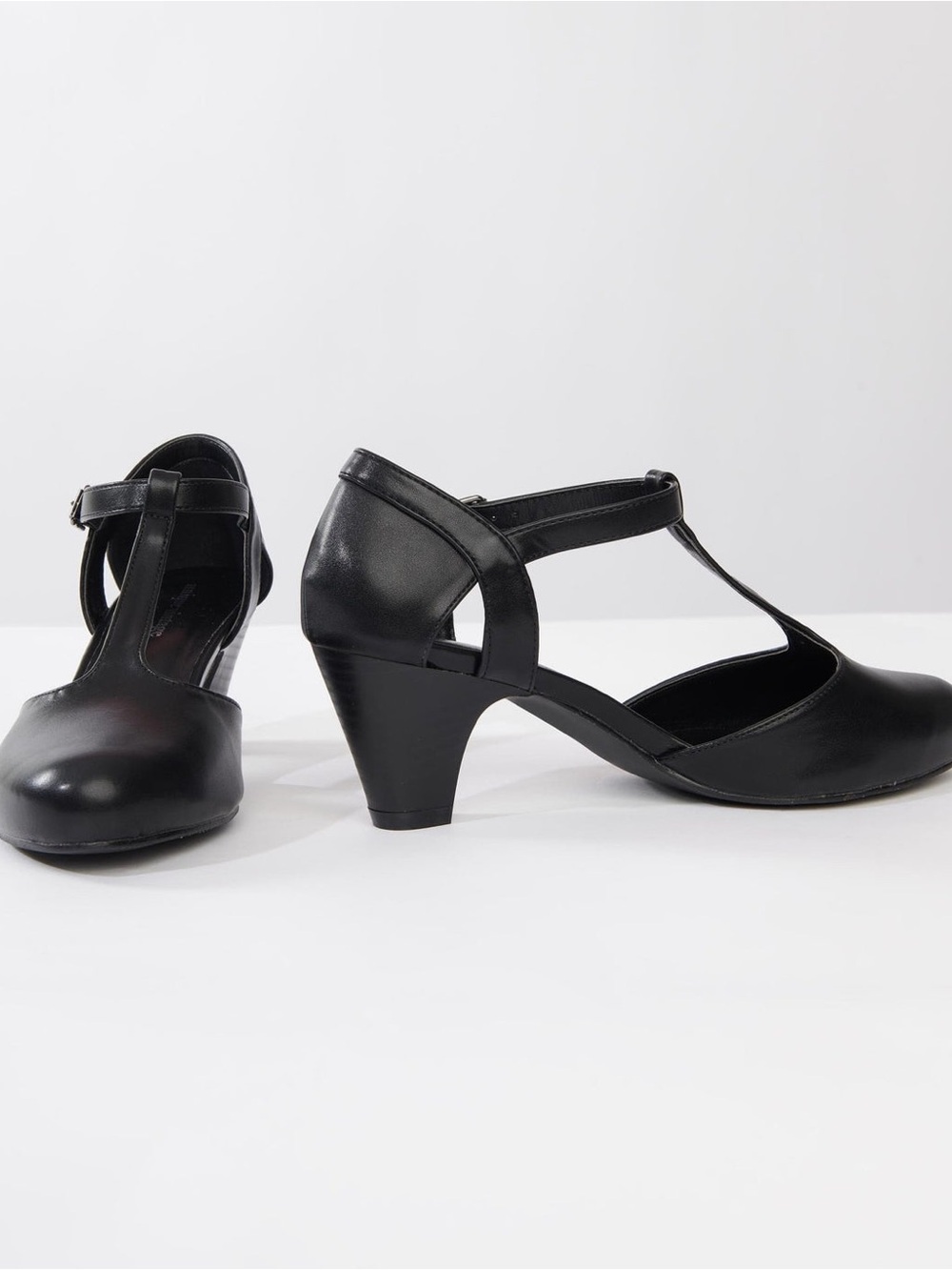 Unique Vintage 1920s Black Leatherette Closed Toe T-Strap Roxy Pumps in Black - Picture 4 of 12